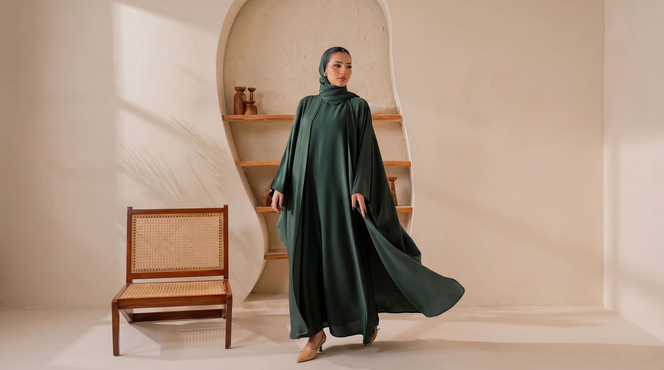 صورة الخلفية الرئيسية - عباءة هولاه